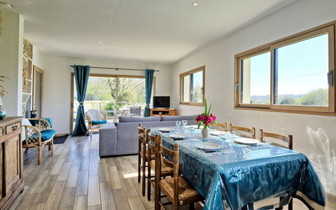 Le Guernevez: Tavolo, Mobilia, Proprietà, Pianta, Finestra, Azzurro, Sedia, Legna, Pianta Della Casa, Interior Design