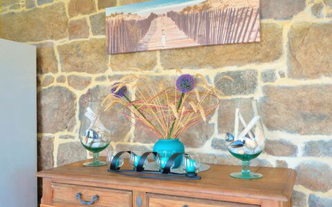 Le Guernevez: Proprietà, Cabinetry, Mobilia, Azzurro, Legna, Casa, Interior Design, Cassetto, Pavimento, Pavimentazione