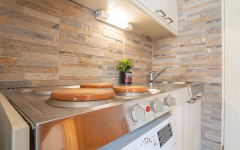 Lou Cantalou: Marrone, Controsoffitto, Proprietà, Rubinetto, Cabinetry, Costruzione, Mobilia, Idraulico Fixture, Cucina, Legna