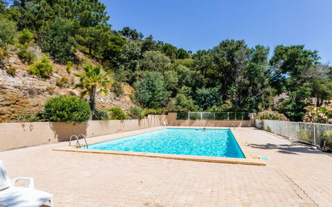 Le Paradou: Pianta, Acqua, Cielo, Proprietà, Piscina, Albero, Azzurro, Sedia, Shade, Costruzione
