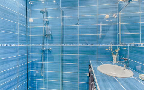 Villa Belios: Idraulico Fixture, Rubinetto, Bagno, Blu, Azzurro, Soffione Doccia, Doccia, Lavello, Idraulico, Linea