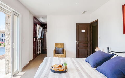 Villa Belios: Mobilia, Proprietà, Tavolo, Comfort, Legna, Interior Design, Pavimentazione, Pavimento, Costruzione