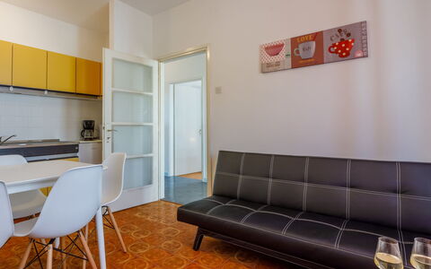 Tea: Mobilia, Tavolo, Divano, Costruzione, Legna, Interior Design, Soggiorno, Pavimentazione, Pavimento, Comfort