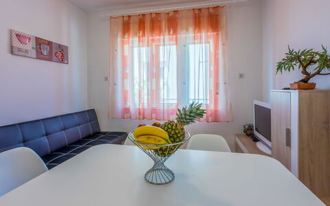 Tea: Tavolo, Mobilia, Proprietà, Finestra, Pianta, Comfort, Costruzione, Interior Design, Vaso, Tenda