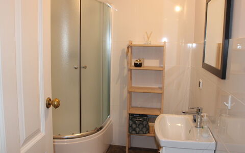 Dom Przy Cisowym Jarze: Vasca Da Bagno, Rubinetto, Idraulico Fixture, Proprietà, Bagno, Mobiletto Del Bagno, Lavandino Del Bagno, Legna, Doccia, Specchio
