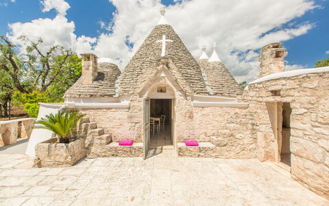 Trullo Del Pioppo Gigante: Nube, Cielo, Pianta, Costruzione, Casa, Vaso Di Fiori, Area Rurale, Paesaggio, Facciata, Albero