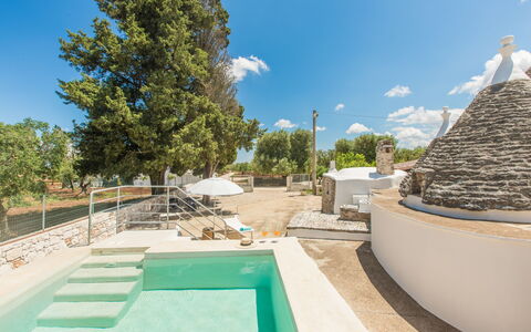 Trullo Del Pioppo Gigante: Cielo, Nube, Proprietà, Azzurro, Pianta, Piscina, Costruzione, Albero, Lotto, Shade