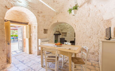 Trullo Del Pioppo Gigante: Tavolo, Mobilia, Legna, Architettura, Interior Design, Brick, Pavimento, Pavimentazione, Costruzione, Immobiliare