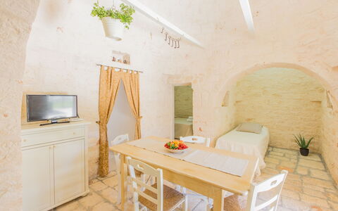Trullo Del Pioppo Gigante: Mobilia, Proprietà, Tavolo, Cabinetry, Costruzione, Legna, Sedia, Pianta, Interior Design, Pianta Della Casa