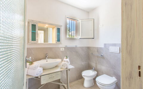 Trullo Del Pioppo Gigante: Specchio, Idraulico Fixture, Rubinetto, Lavello, Lavandino Del Bagno, Proprietà, Bagno, Viola, Toilet Seat, Interior Design