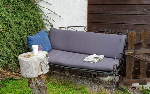 Henri: Mobilia, Divano, Mobili Da Esterno, Sedia, Erba, Loveseat, Tavolo, Albero, Cortile, Pianta