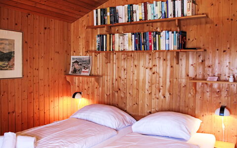 Henri: Letto, Camera Da Letto, Parete, Lenzuolo, Interior Design, Legna, Bedding, Mobilia, Pavimento, Telaio Del Letto