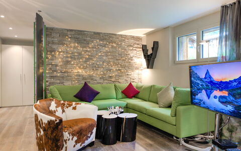 Dione: Mobilia, Proprietà, Divano, Cornice, Comfort, Verde, Legna, Finestra, Illuminazione, Interior Design