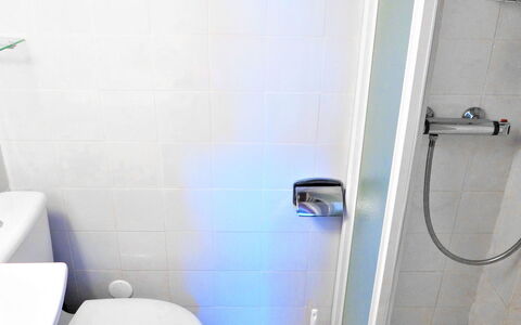 L'Hacienda: Idraulico Fixture, Bagno, Viola, Interior Design, Gabinetto, Rubinetto, Idraulico, Linea, Parete