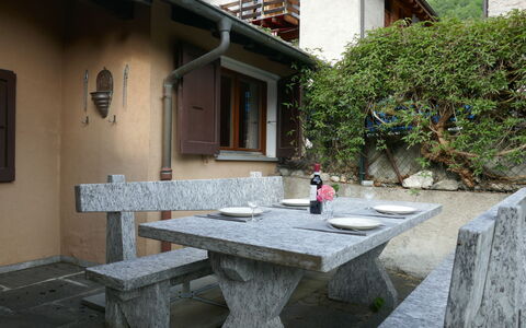 La Casina: Costruzione, Proprietà, Finestra, Pianta, Infrastruttura, Manto Stradale, Casa, Architettura, Vaso Di Fiori, Quartiere