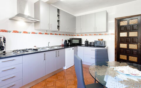 Fortuna: Cabinetry, Proprietà, Controsoffitto, Cucina Stufa, Elettrodomestico Da Cucina, Cucina, Lavello, Elettrodomestico, Cassetto, Interior Design