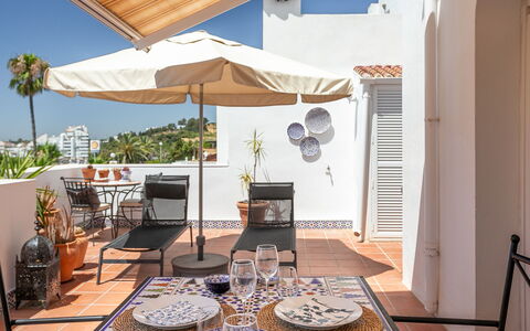 Sol de Estepona: Pavimentazione, Mobilia, Pavimento, Sedia, Vaso Di Fiori, Pianta Della Casa, Balcone, Mobili Da Esterno, Cucina & Sala Da Pranzo Tavolo, Piastrella