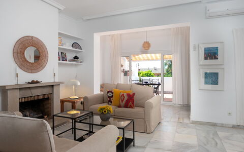 Sol de Estepona: Mobilia, Interior Design, Pavimentazione, Pavimento, Soffitto, Divano, Tavolo, Legna, Soggiorno, Sedia