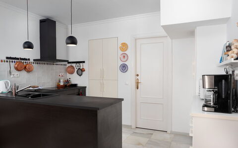 Sol de Estepona: Mobilia, Interior Design, Pavimentazione, Parete, Pavimento, Cucina, Controsoffitto, Lampada, Legna, Cabinetry