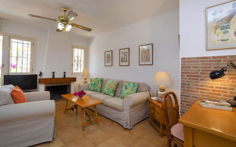 Vega: Camera, Proprietà, Mobilia, Interior Design, Soggiorno, Costruzione, Immobiliare, Pavimento, Giallo, Casa