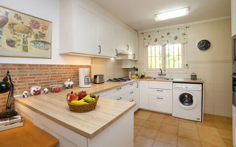 Vega: Proprietà, Camera, Cucina, Controsoffitto, Mobilia, Cabinetry, Immobiliare, Giallo, Costruzione, Interior Design