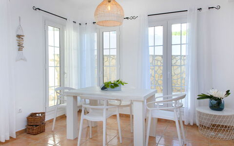 Calpe Calp 463: Mobilia, Interior Design, Pavimentazione, Tavolo, Legna, Sedia, Pavimento, Soffitto, Sala Da Pranzo, Illuminazione