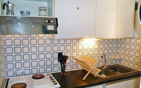 Gruissan 310: Cabinetry, Controsoffitto, Lavandino Della Cucina, Proprietà, Mobilia, Lavello, Rubinetto, Cucina Stufa, Cucina, Elettrodomestico Da Cucina