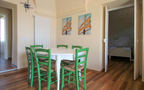 Porto Valtravaglia 105: Camera, Proprietà, Mobilia, Pavimento, Pavimento In Legno, Sala Da Pranzo, Latifoglie, Costruzione, Interior Design, Tavolo