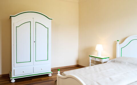 Porto Valtravaglia 105: Camera Da Letto, Camera, Mobilia, Proprietà, Letto, Verde, Parete, Lenzuolo, Interior Design, Pavimento