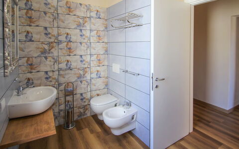 Porto Valtravaglia 105: Bagno, Camera, Proprietà, Piastrella, Pavimento, Parete, Idraulico Fixture, Ceramica, Interior Design, Gabinetto