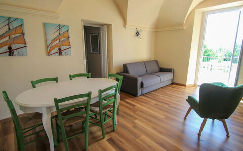 Porto Valtravaglia 105: Camera, Proprietà, Costruzione, Mobilia, Interior Design, Pavimento, Casa, Immobiliare, Tavolo, Pavimento In Legno