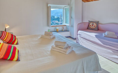 Il Frantoio Del Mesco - Levanto: Camera, Tovaglia, Legna, Interior Design, Proprietà, Tessile, Casa, Biancheria, Parete, Mobilia