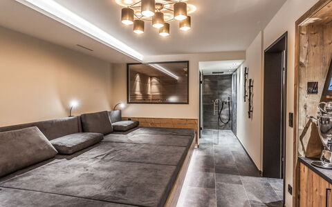 Montafon: Soffitto, Proprietà, Camera, Interior Design, Pavimento, Costruzione, Illuminazione, Mobilia, Lampada, Casa