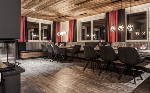 Montafon: Pavimento, Interior Design, Camera, Costruzione, Pavimento In Legno, Pavimento Laminato, Proprietà, Pavimentazione, Casa, Latifoglie