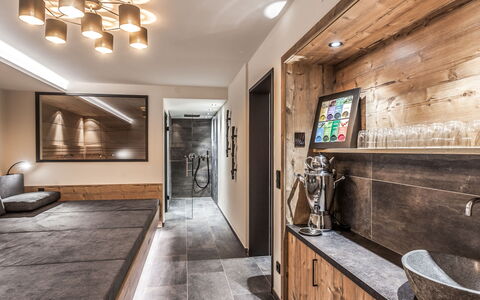 Montafon: Camera, Proprietà, Interior Design, Soffitto, Costruzione, Bagno, Pavimento, Casa, Controsoffitto, Casa