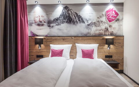 Montafon: Camera Da Letto, Letto, Camera, Mobilia, Interior Design, Rosa, Proprietà, Parete, Telaio Del Letto, Illuminazione