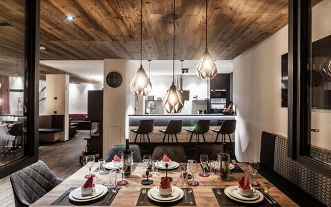Montafon: Interior Design, Sala Da Pranzo, Camera, Proprietà, Soffitto, Ristorante, Tavolo, Costruzione, Mobilia, Casa