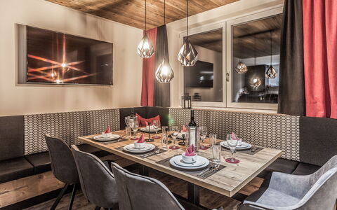 Montafon: Camera, Sala Da Pranzo, Interior Design, Proprietà, Mobilia, Tavolo, Costruzione, Soffitto, Casa, Parete