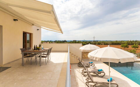 Son Vivot: Cielo, Nube, Mobilia, Acqua, Tavolo, Mobili Da Esterno, Shade, Località Balneare, Ombrello, Sedia