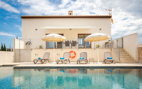 Son Vivot: Acqua, Nube, Cielo, Costruzione, Piscina, Blu, Ombrello, Casa, Finestra, Tempo Libero