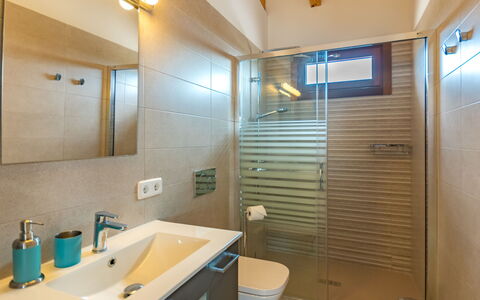 Son Vivot: Specchio, Rubinetto, Lavello, Proprietà, Idraulico Fixture, Lavandino Del Bagno, Bagno, Interior Design, Architettura, Pavimento