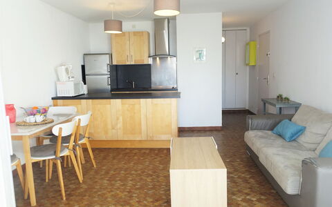 Maisons sur la Plage: Cabinetry, Mobilia, Controsoffitto, Tavolo, Sedia, Legna, Pavimento, Pavimentazione, Cassetto, Costruzione