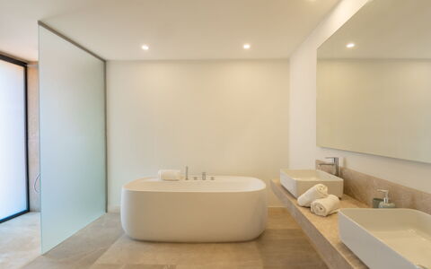 Can Navarro: Proprietà, Vasca Da Bagno, Idraulico Fixture, Legna, Bagno, Lavello, Pavimento, Pavimentazione, Rubinetto