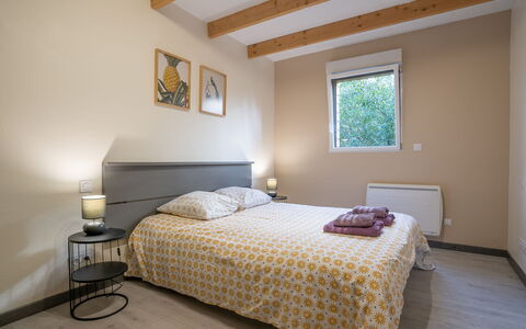 Villa Heol: Letto, Interior Design, Mobilia, Camera Da Letto, Parete, Pavimento, Pavimentazione, Camera, Legna, Lenzuolo