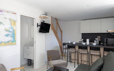 Maison Pierre 590.2: Proprietà, Tavolo, Costruzione, Interior Design, Elettrodomestico, Pavimentazione, Legna, Pavimento, Cornice, Soggiorno