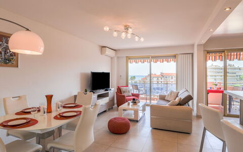 Etoile de Mer: Mobilia, Tavolo, Arancia, Legna, Interior Design, Soggiorno, Illuminazione, Divano, Costruzione, Pavimentazione