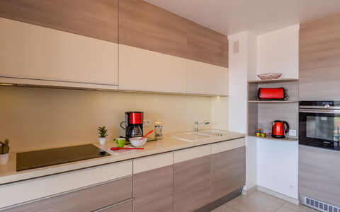 Etoile de Mer: Cabinetry, Controsoffitto, Proprietà, Cucina Stufa, Elettrodomestico Da Cucina, Costruzione, Legna, Illuminazione, Arancia, Cucina