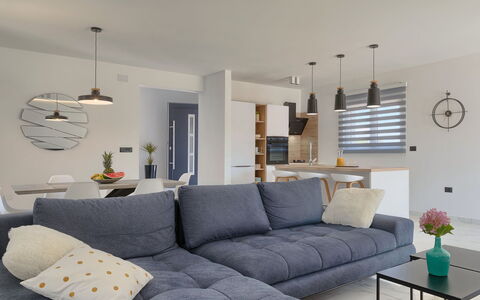 Vine: Tavolo, Divano, Proprietà, Mobilia, Illuminazione, Cuscino, Divano Letto, Soggiorno, Interior Design, Cornice