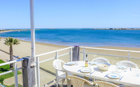 Laguna Beach: Acqua, Cielo, Proprietà, Tavolo, Mobilia, Costruzione, Sedia, Azzurro, Shade, Mobili Da Esterno