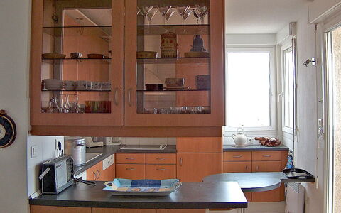 Laguna Beach: Cabinetry, Costruzione, Controsoffitto, Cucina, Legna, Scaffalature, Mensola, Illuminazione, Finestra, Cassetto